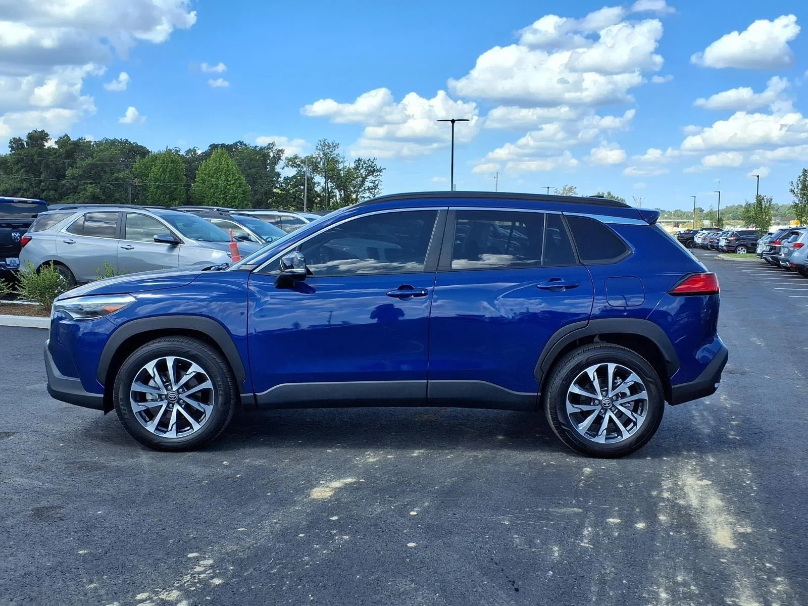 Used 2025 Blue Crush Metallic Toyota XLE image 20
