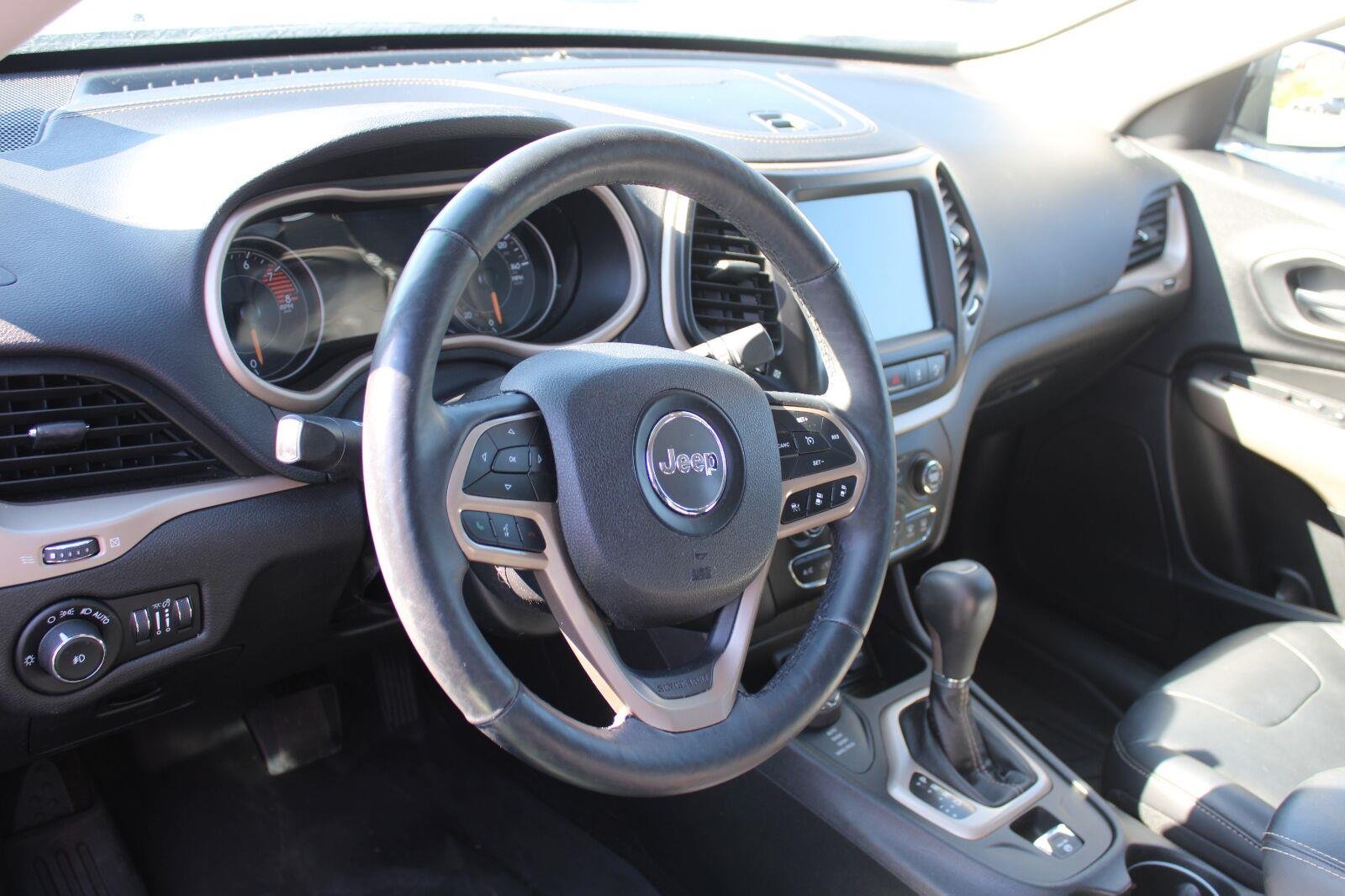Used 2017 Diamond Black Crystal Pearlcoat Jeep Limited image 9