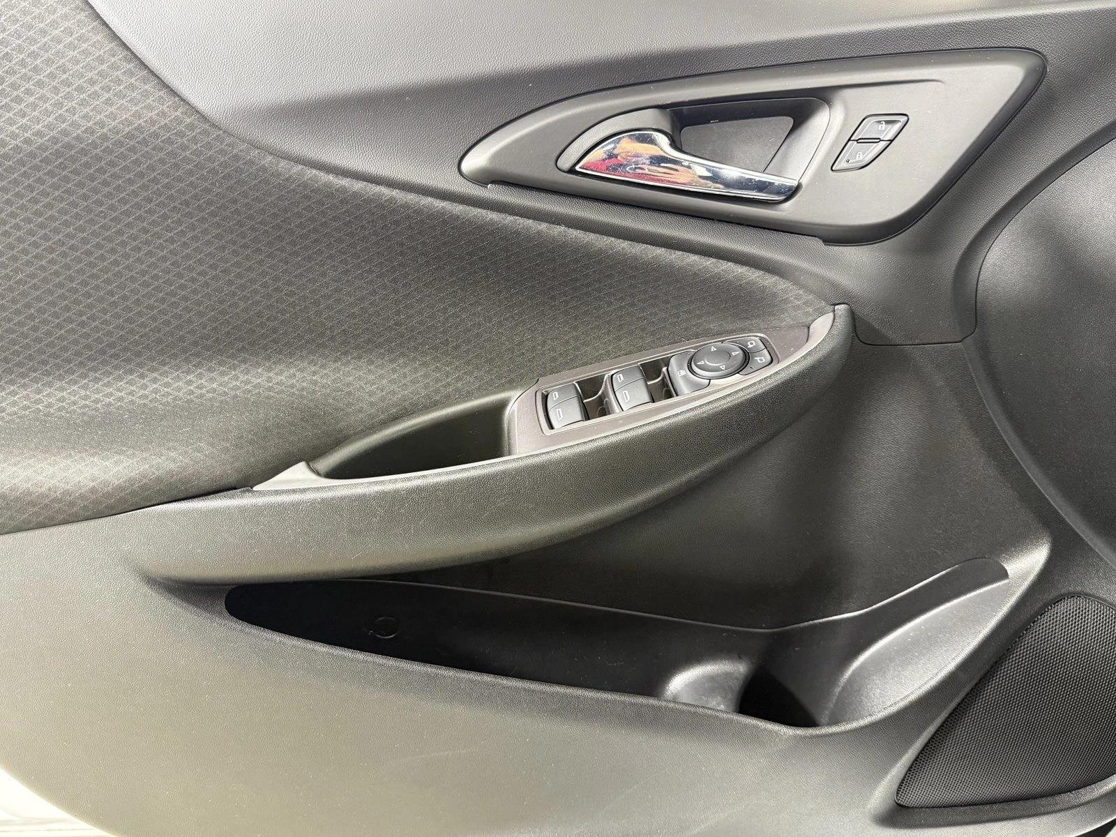 Used 2021 Summit White Chevrolet RS image 3