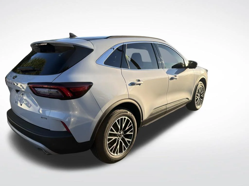Used 2025 Silver Metallic Ford Base image 5