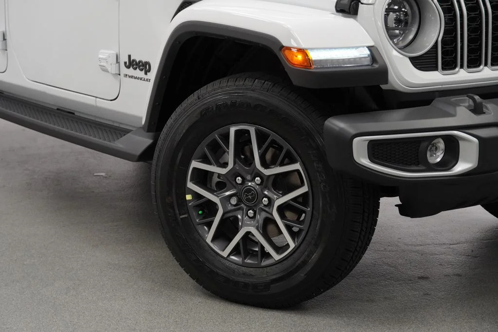 New 2026 Bright White Clear-Coat Exterior Paint Jeep Sahara image 4