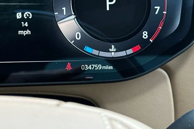 Used 2024 White Land Rover SE image 27