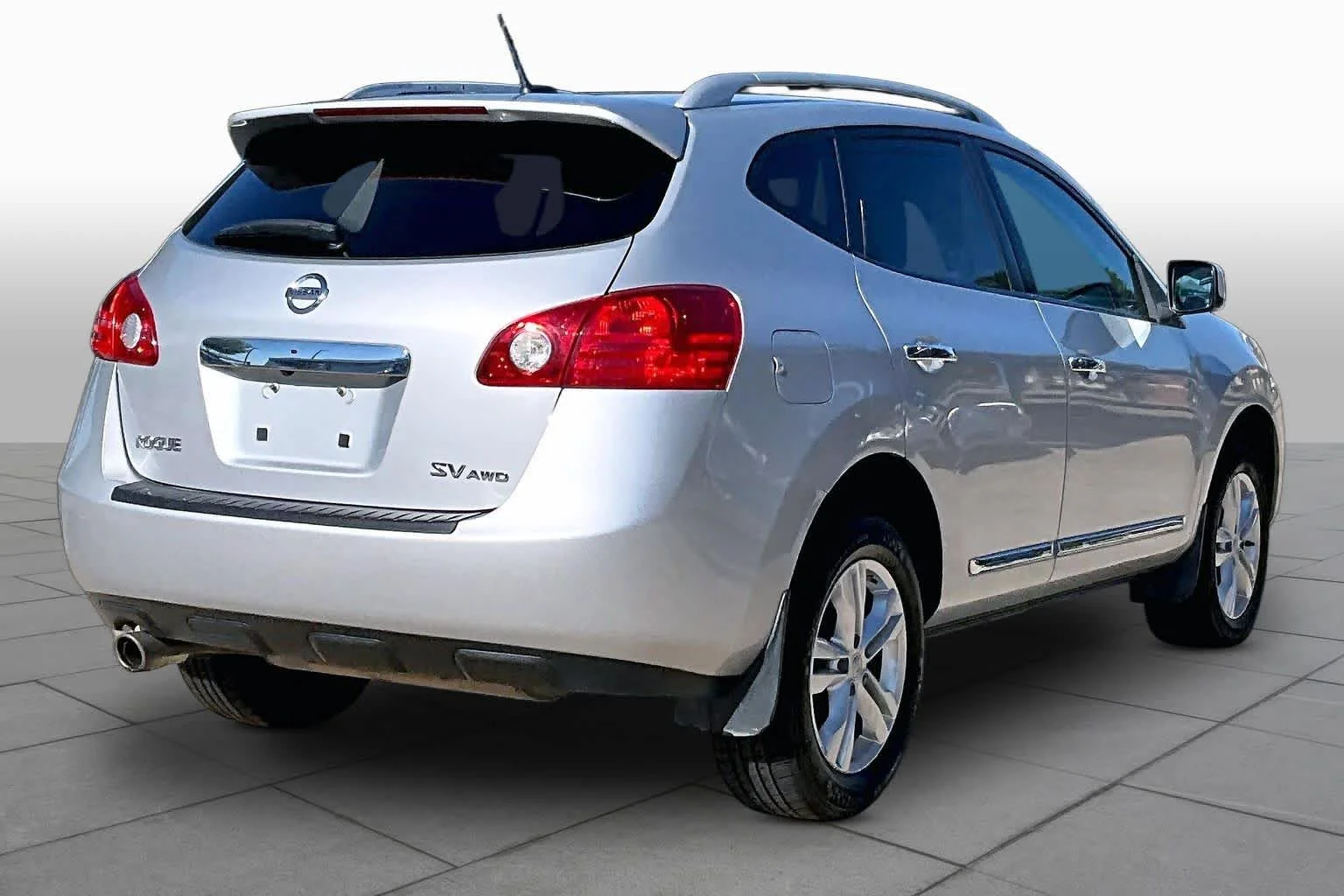 Used 2013 Brilliant Silver Nissan SV image 13