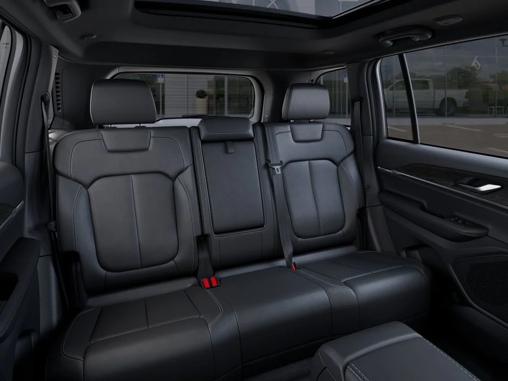 New 2025 Bright White Clear-Coat Exterior Paint Jeep Limited image 16