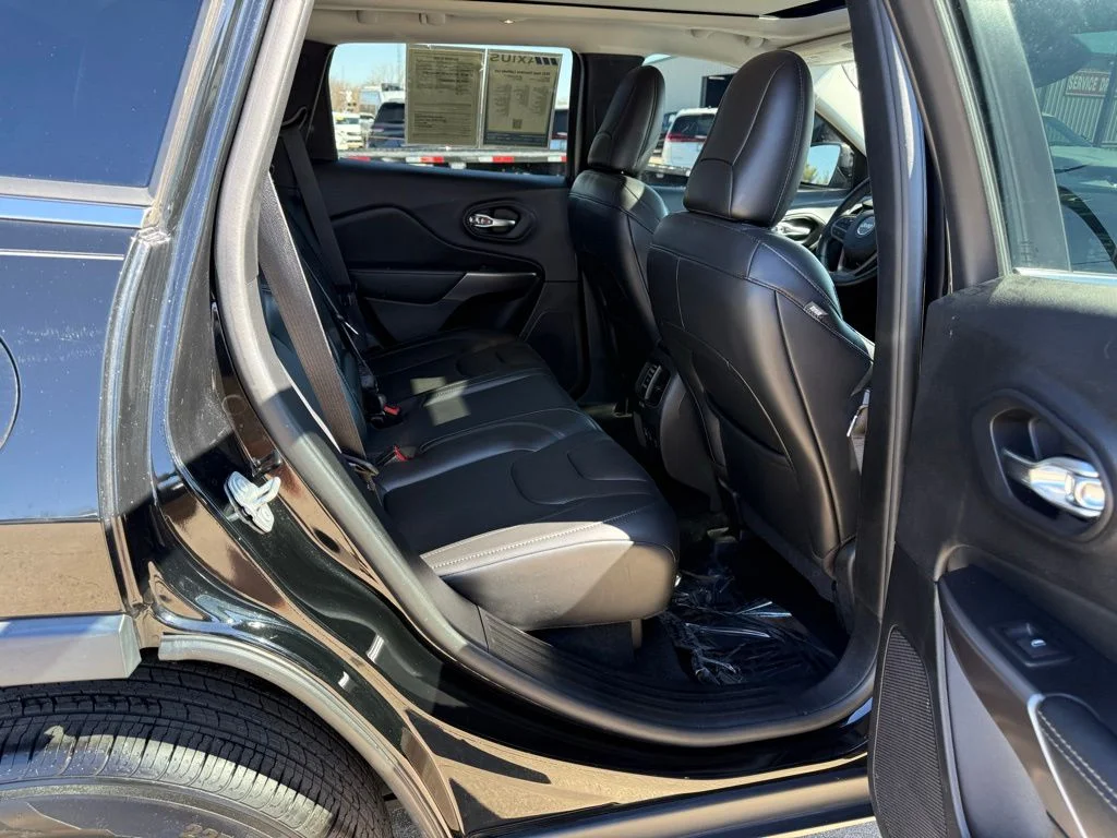 Used 2021 Black Jeep Latitude Lux image 27