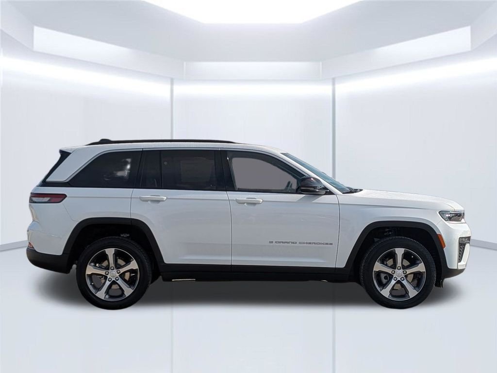 New 2026 Bright White Clear-Coat Exterior Paint Jeep Limited image 7