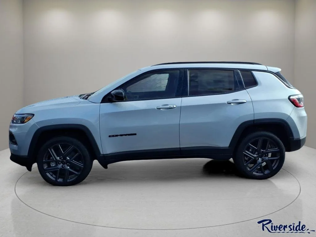 New 2026 Silver Zynith Metallic Clearcoat Jeep Latitude image 3
