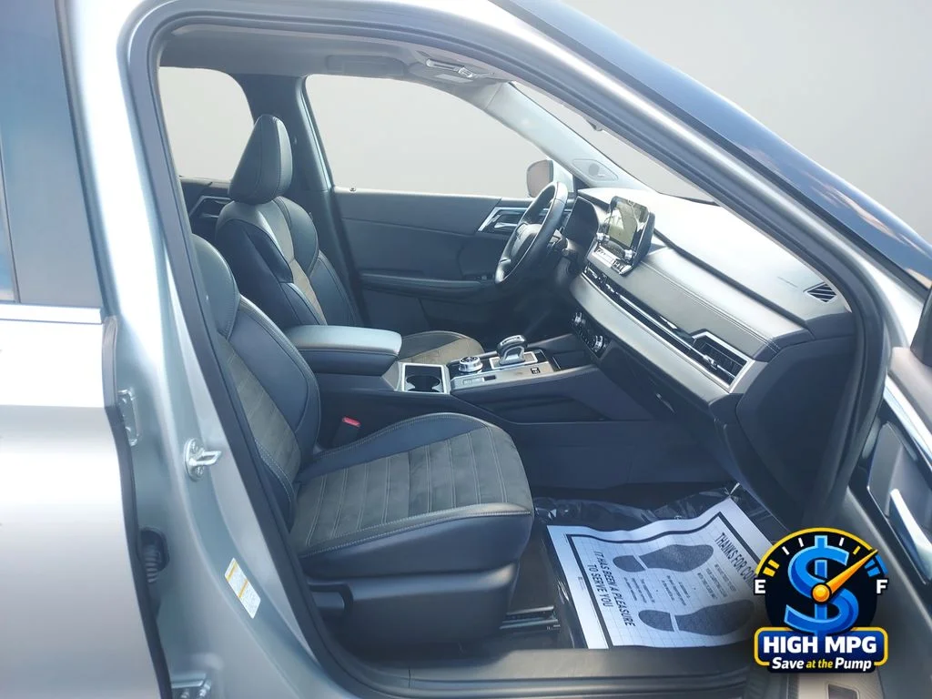 Used 2024 Silver Mitsubishi SE image 21