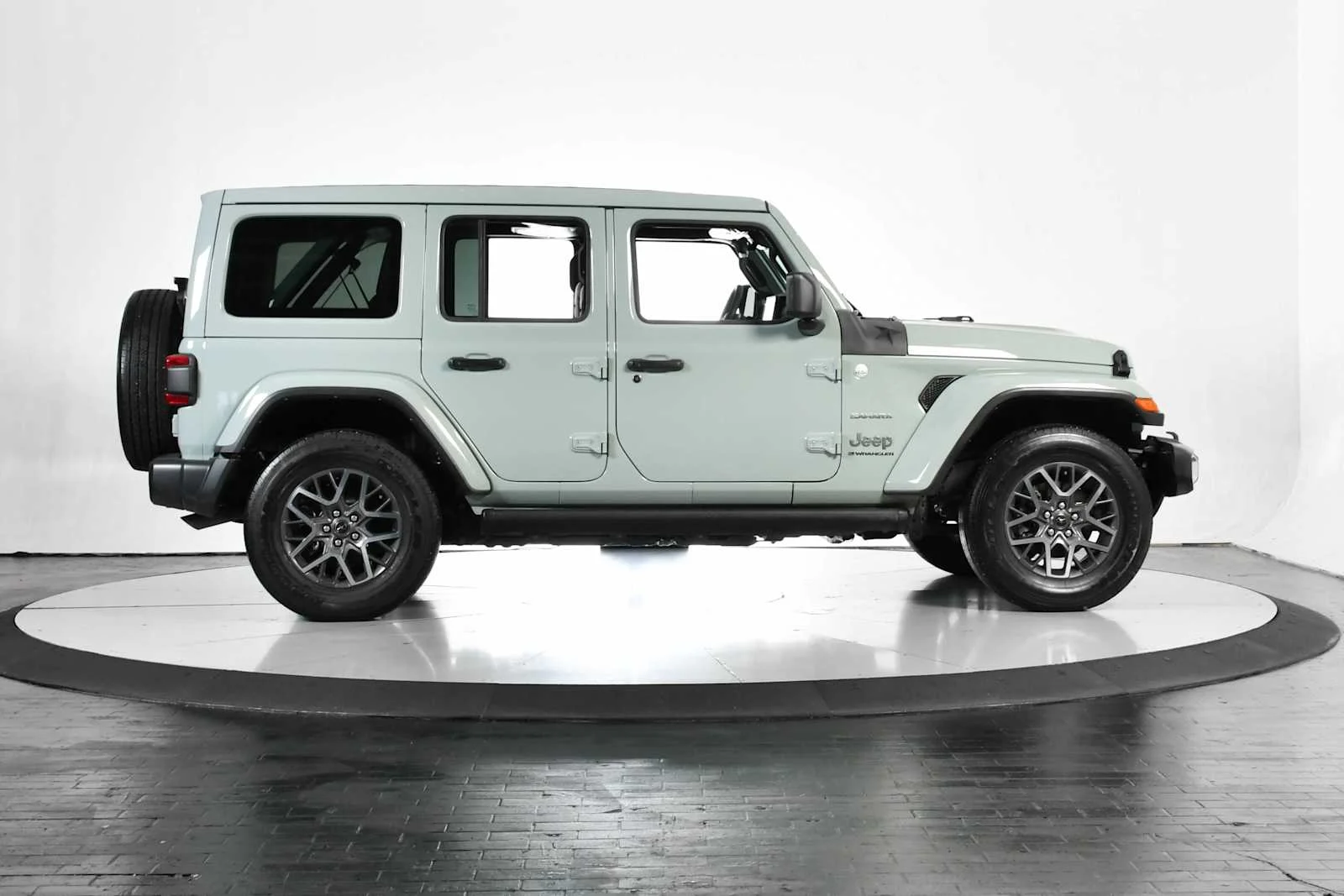 Used 2024 Earl Clearcoat Jeep Sahara image 7
