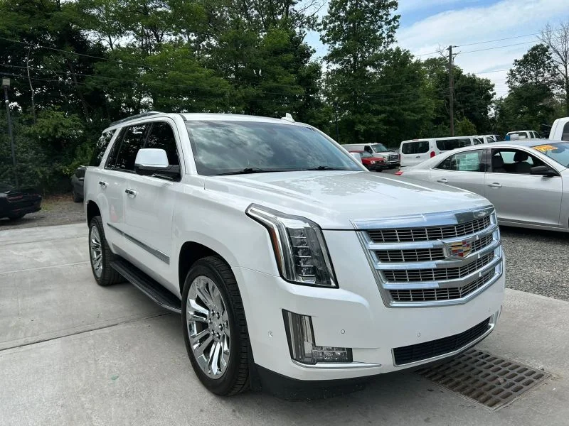 Used 2019 White Cadillac Sport Utility 4D image 17