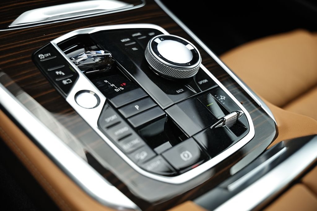 New 2026 Dravit Grey Metallic BMW xDrive50e image 40