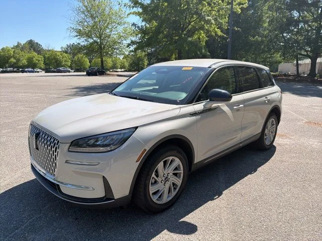 Used 2023 White Lincoln Standard image 1