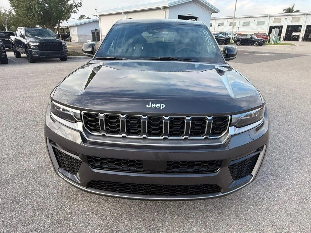 New 2026 Baltic Gray Metallic Clear-Coat Exterior Paint Jeep Limited image 8