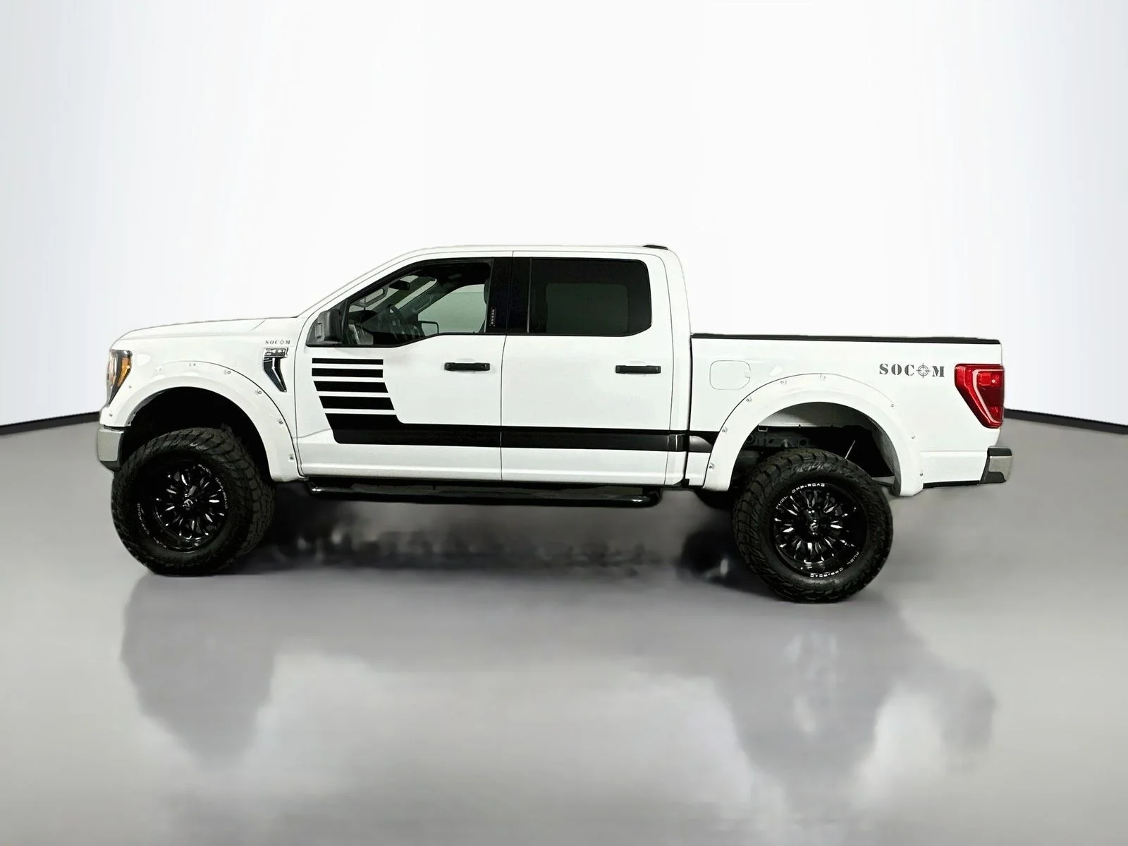 Used 2023 White Ford XLT image 5
