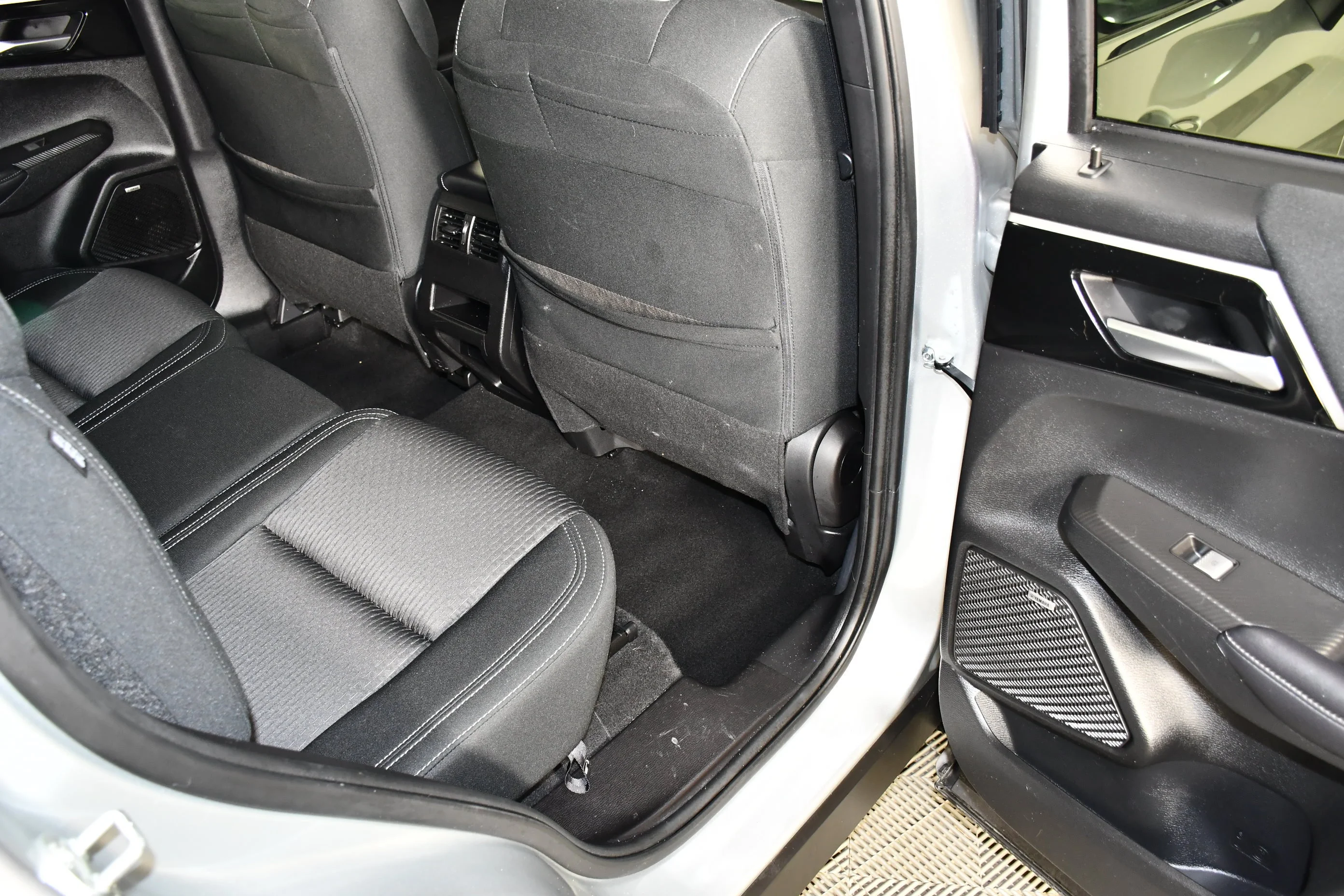 Used 2025 Silver Mitsubishi ES image 32
