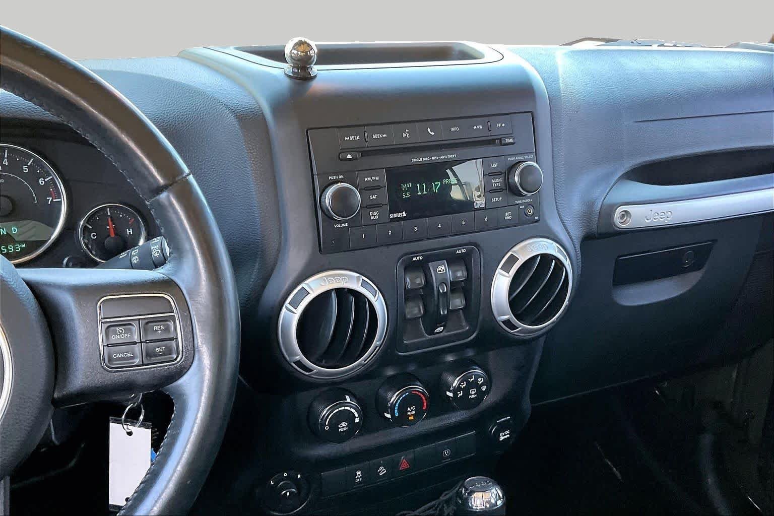 Used 2015 Tank Clearcoat Jeep Sahara image 7