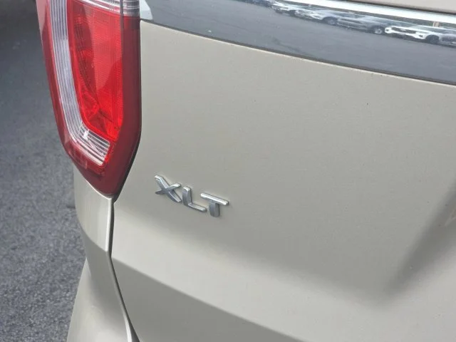 Used 2017 White Gold Metallic Ford XLT image 9