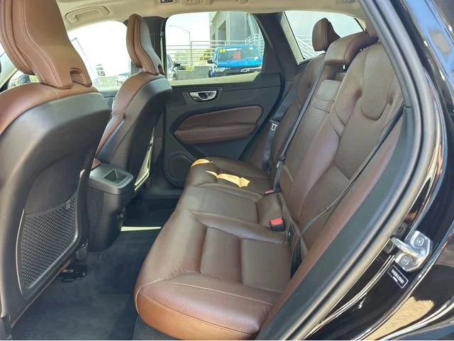 Used 2020 Black Volvo Momentum image 18