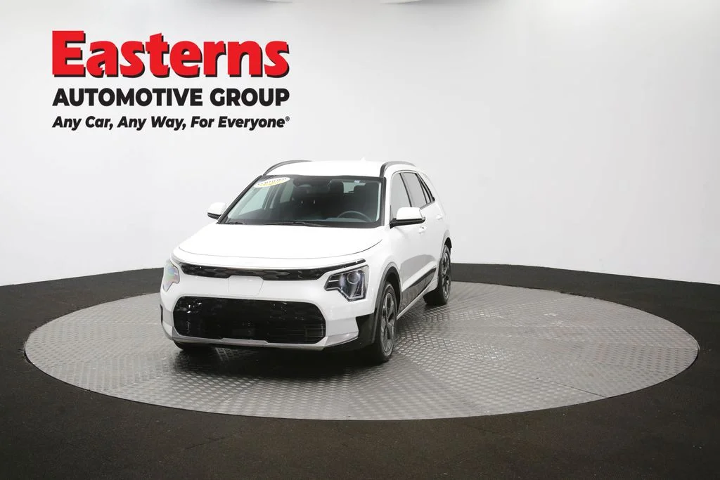 Used 2023 White Kia Wind image 53