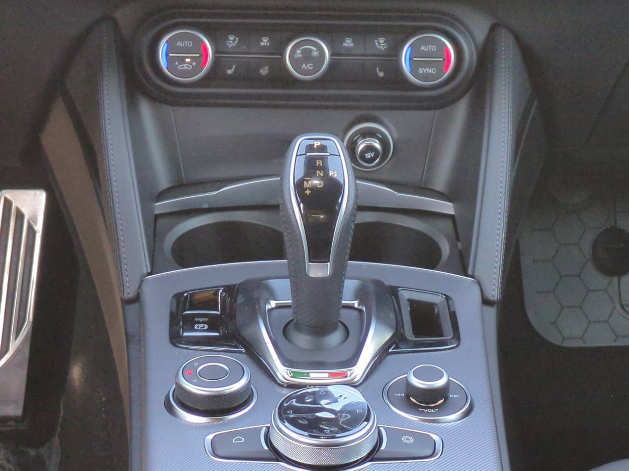 2025 Alfa Romeo Stelvio Base - Photo 18