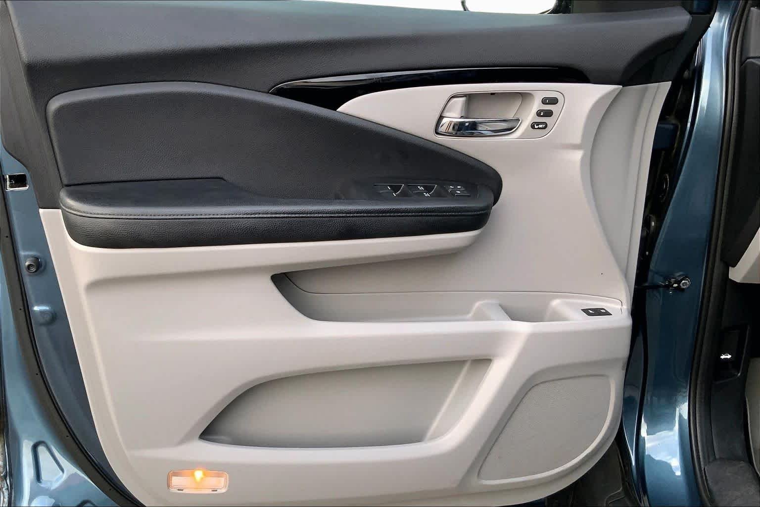 Used 2017 Steel Sapphire Metallic Honda Touring image 19