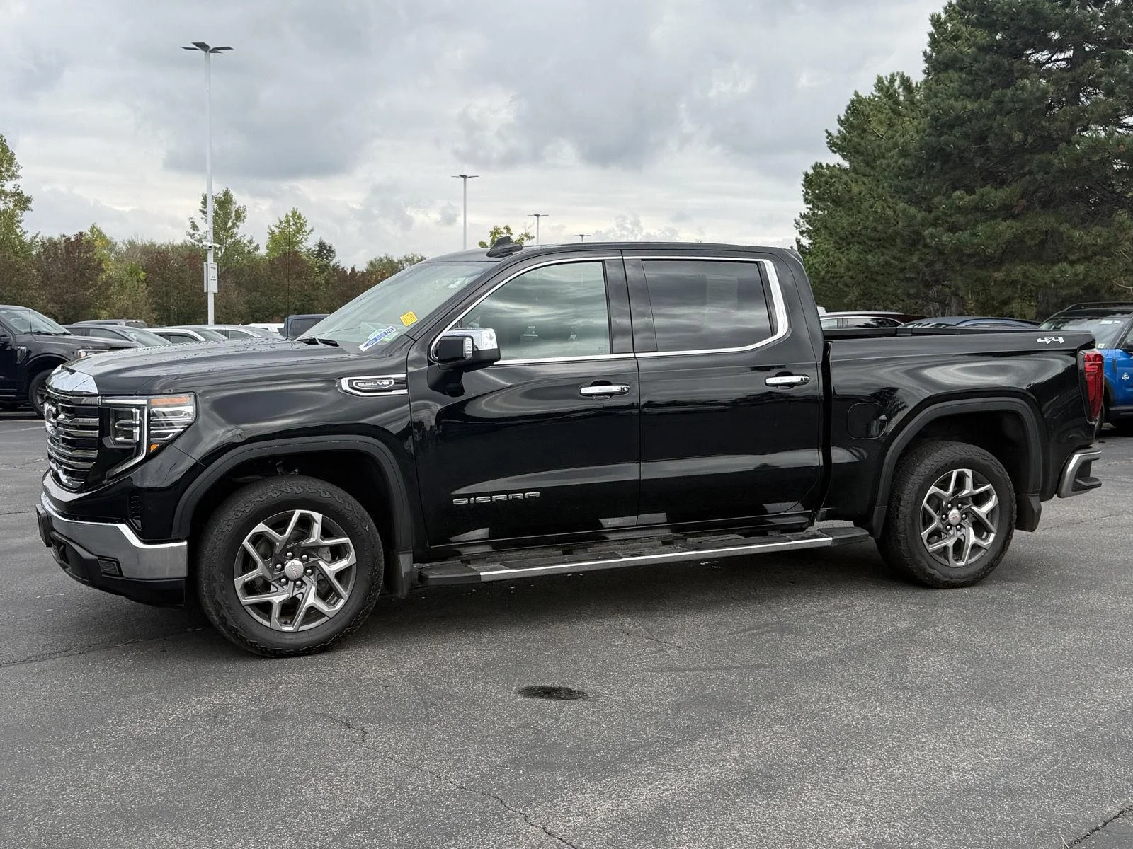 Used 2025 Onyx Black GMC SLT image 6