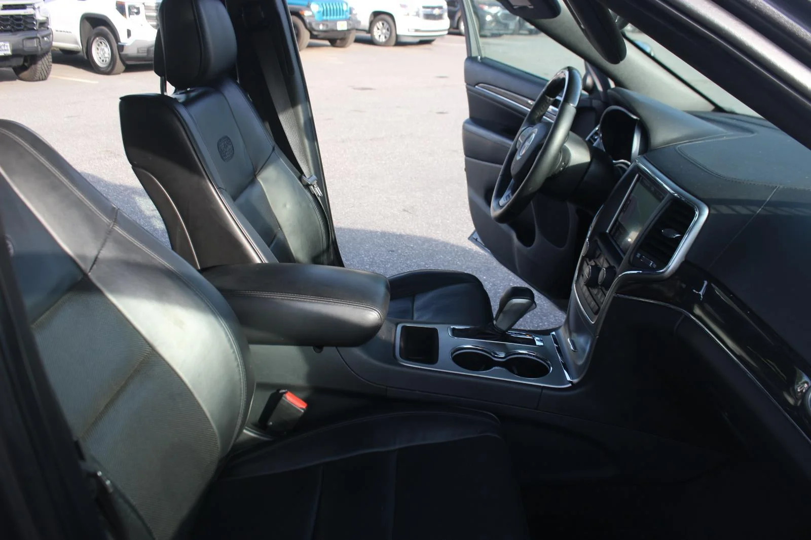 Used 2018 Grey Jeep Overland image 31