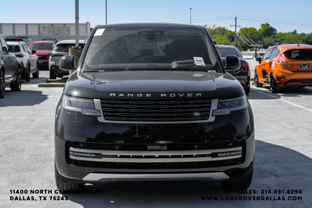 New 2027 Santorini Black Metallic Land Rover SE image 5