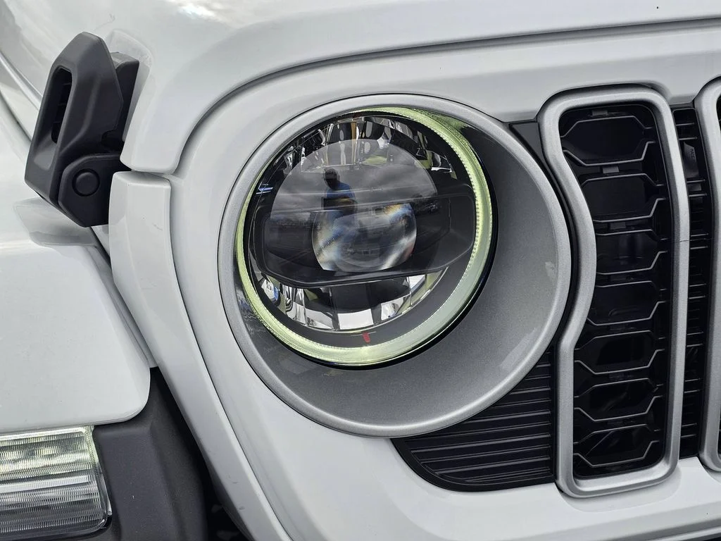 New 2026 Bright White Clear-Coat Exterior Paint Jeep Sahara image 3