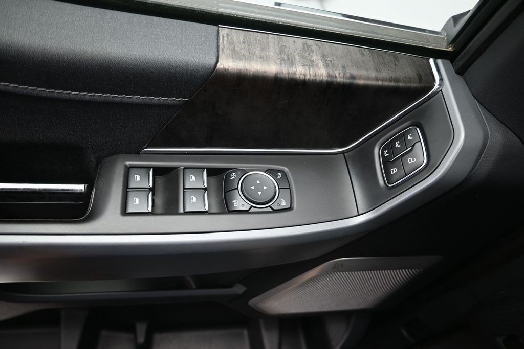 Used 2023 Gray Metallic Ford LARIAT image 17