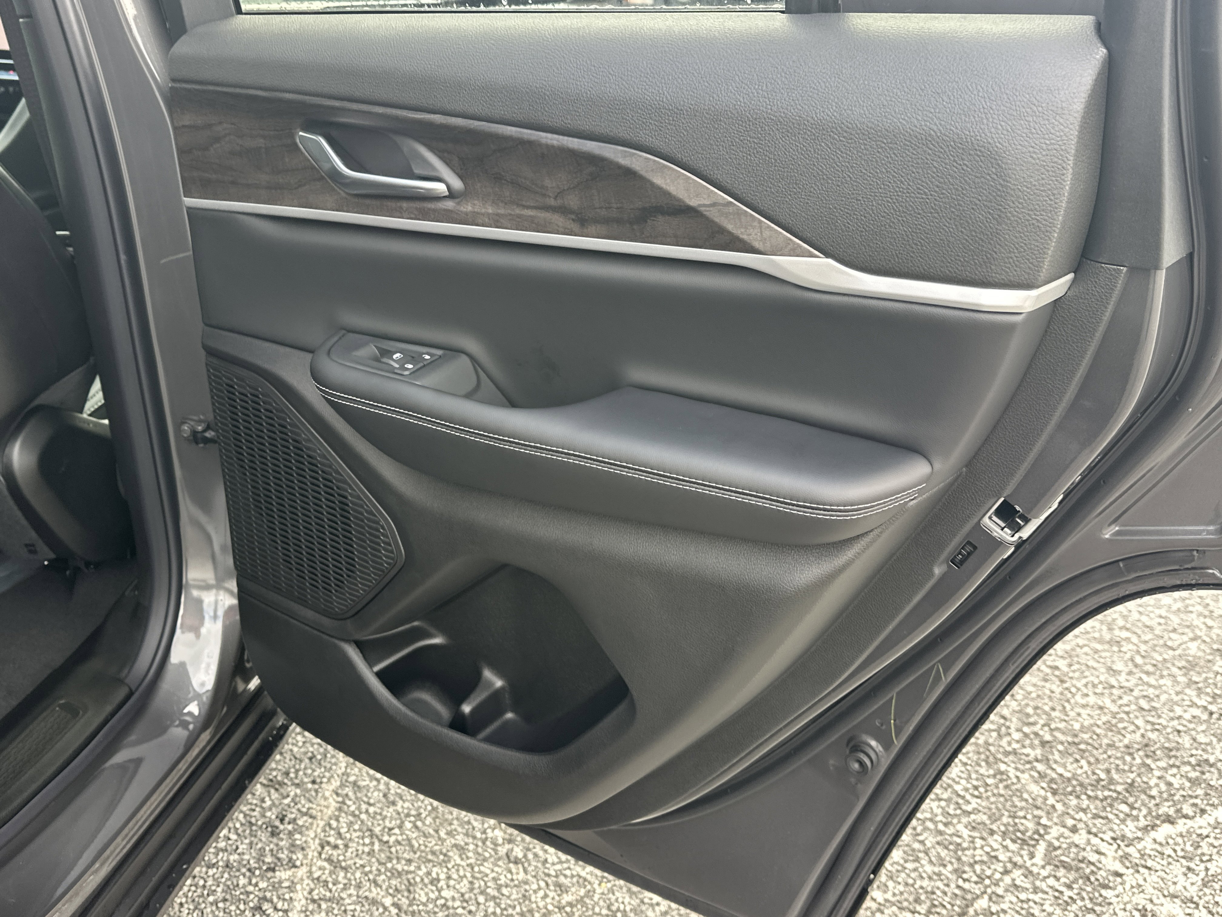 New 2026 Baltic Gray Metallic Clear-Coat Exterior Paint Jeep Laredo Altitude image 17
