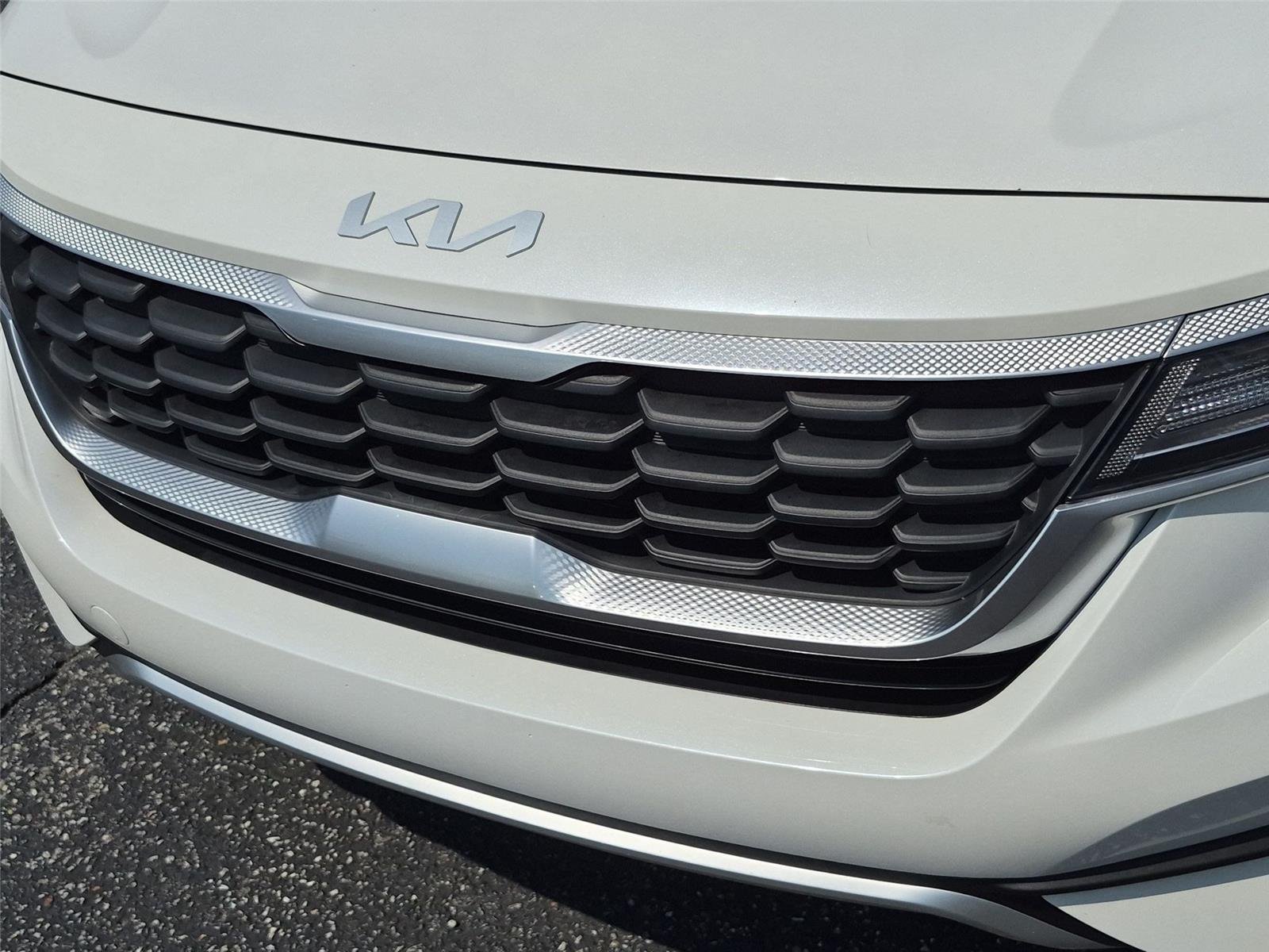 Used 2023 Snow White Pearl Kia LX image 14