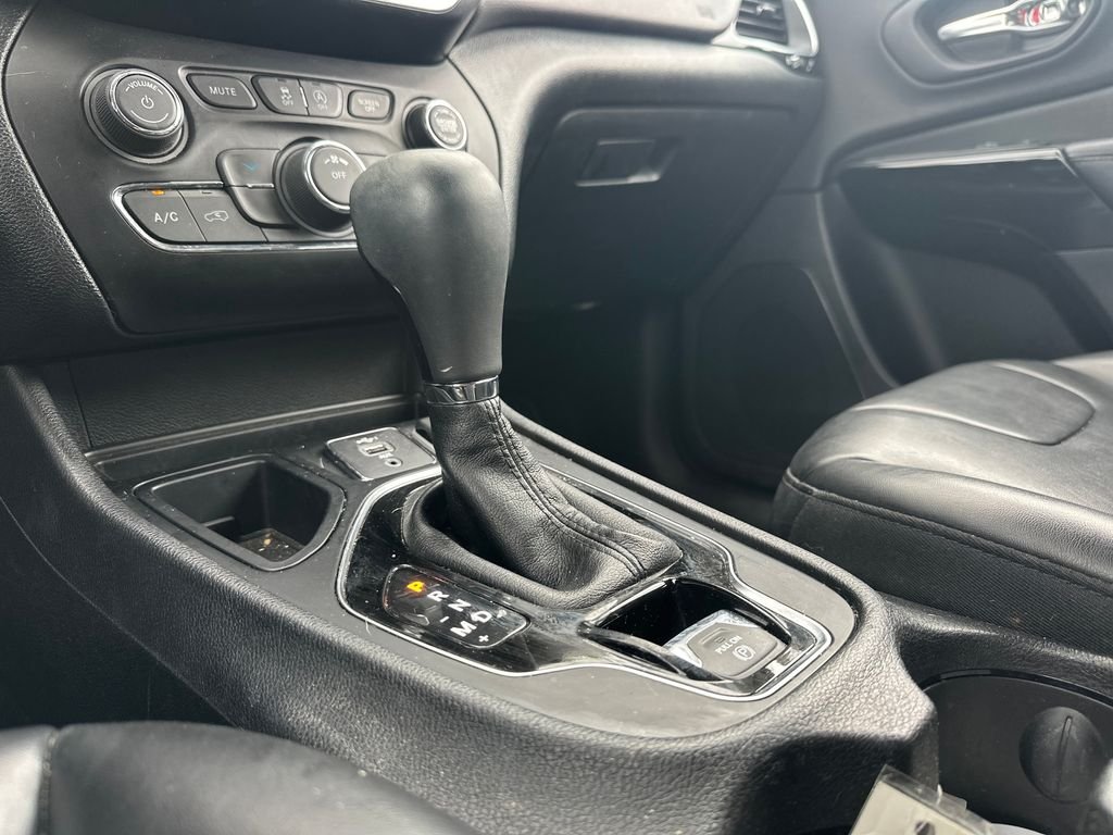Used 2019 Gray Jeep Latitude Plus image 18
