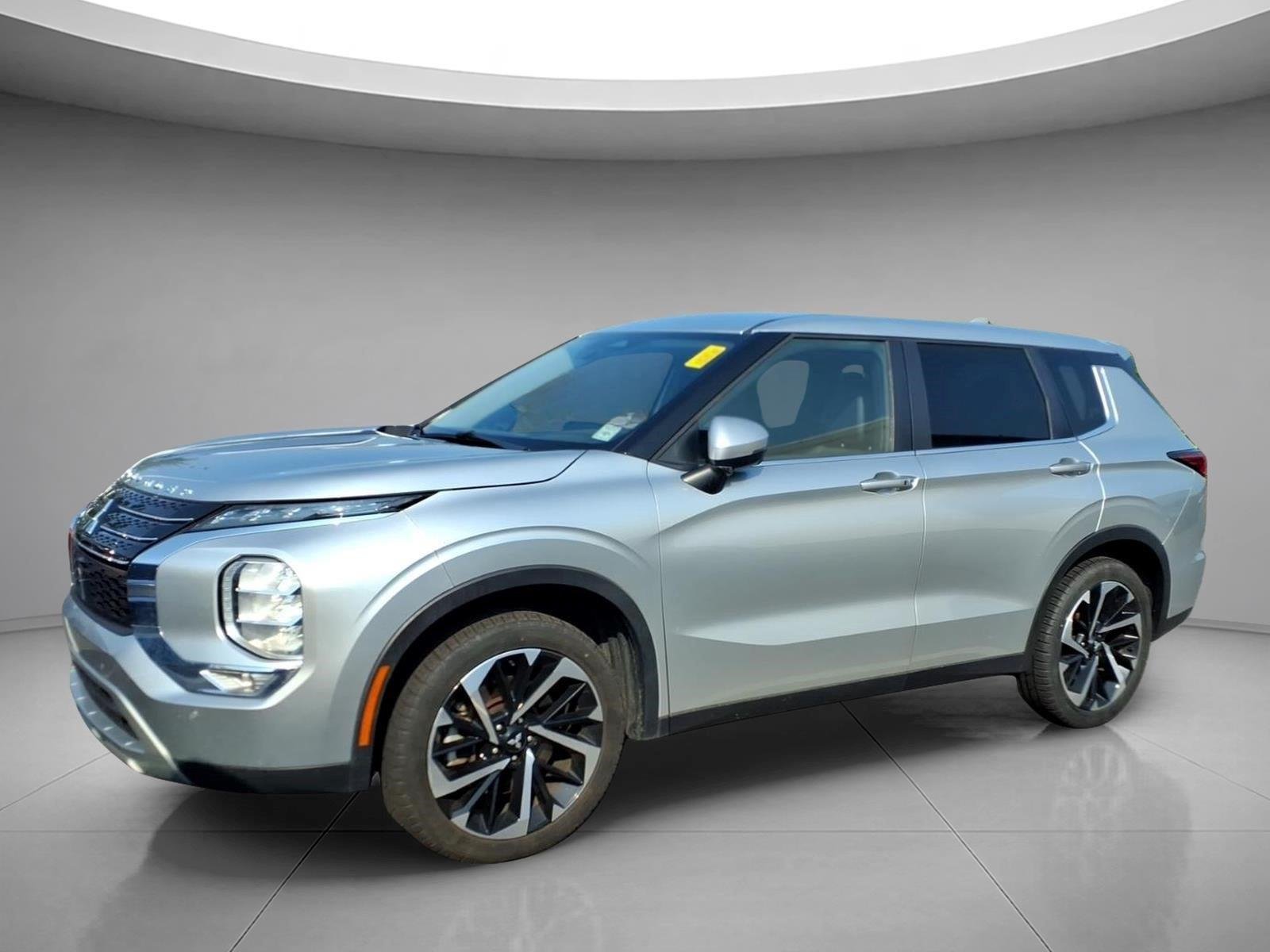 Used 2023 Alloy Silver Metallic Mitsubishi SE image 1