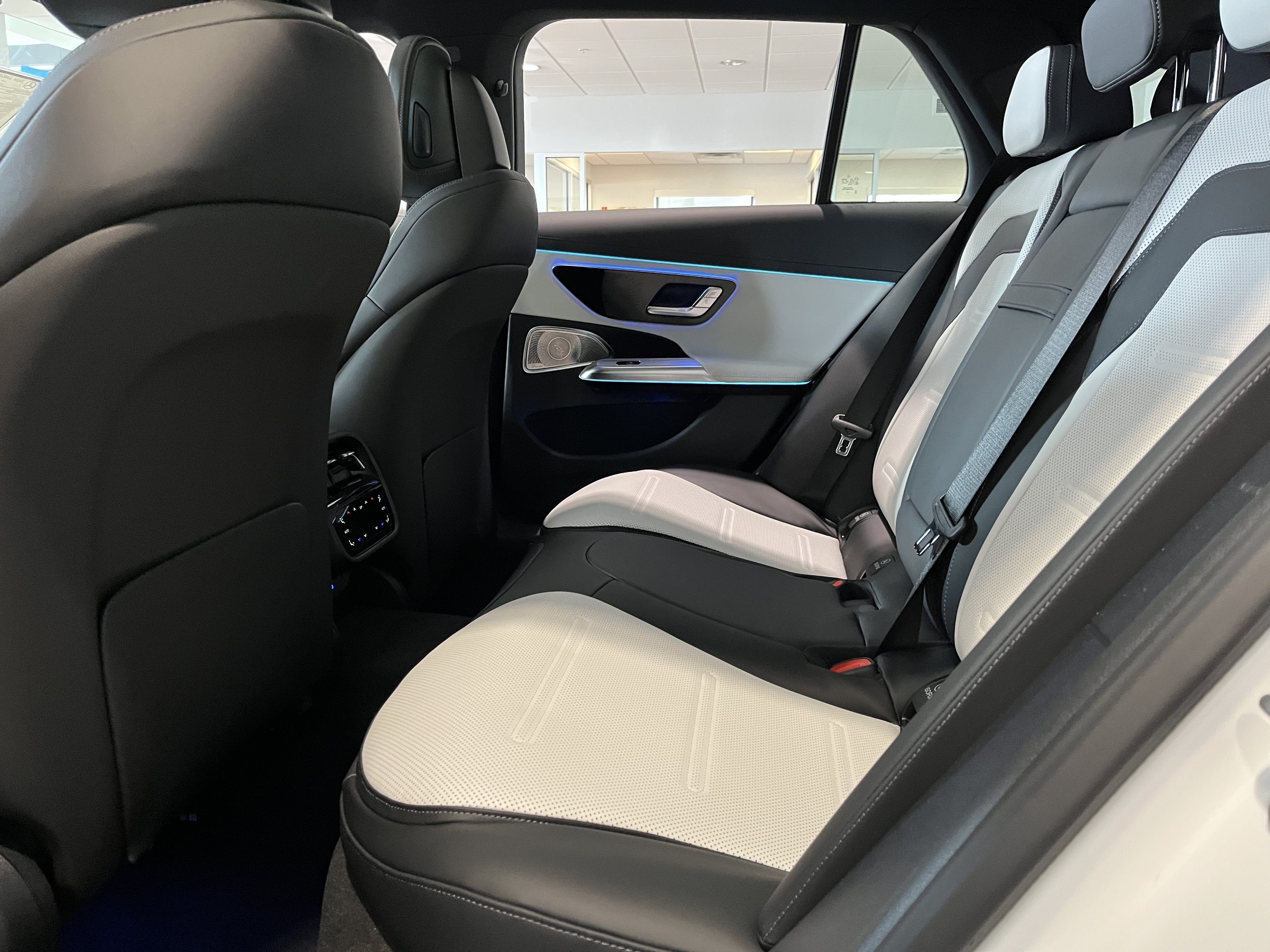 New 2026 MANUFAKTUR Moonlight White Magno Mercedes-Benz AMG® E 53 E image 16