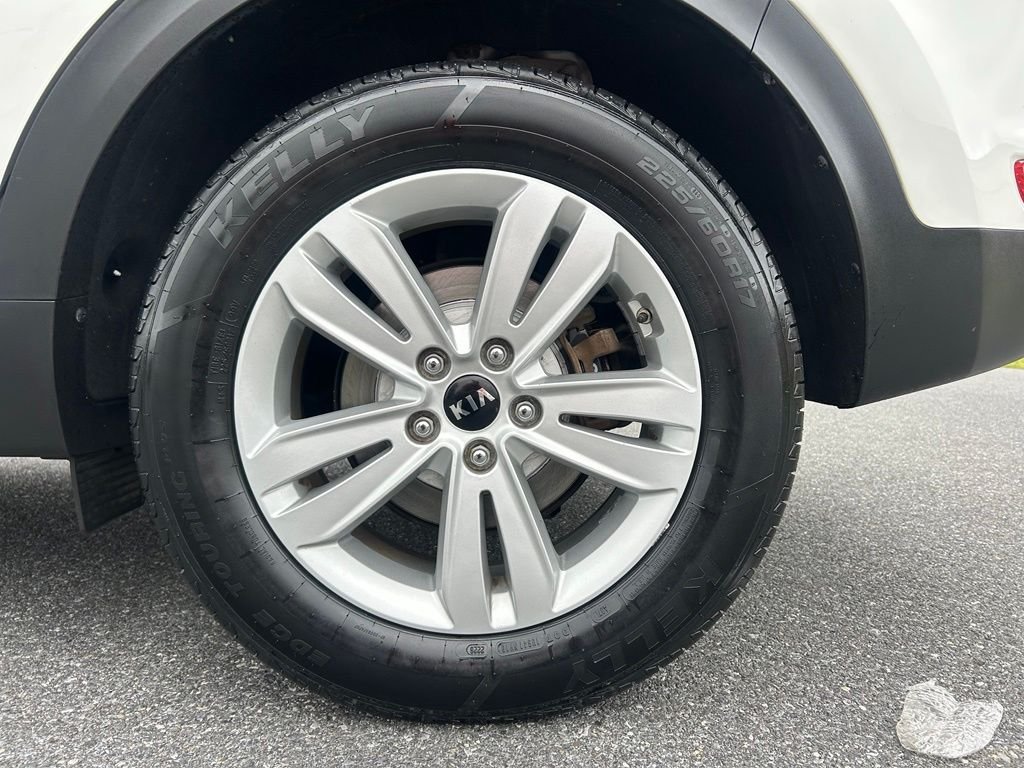 Used 2018 White Kia LX image 11