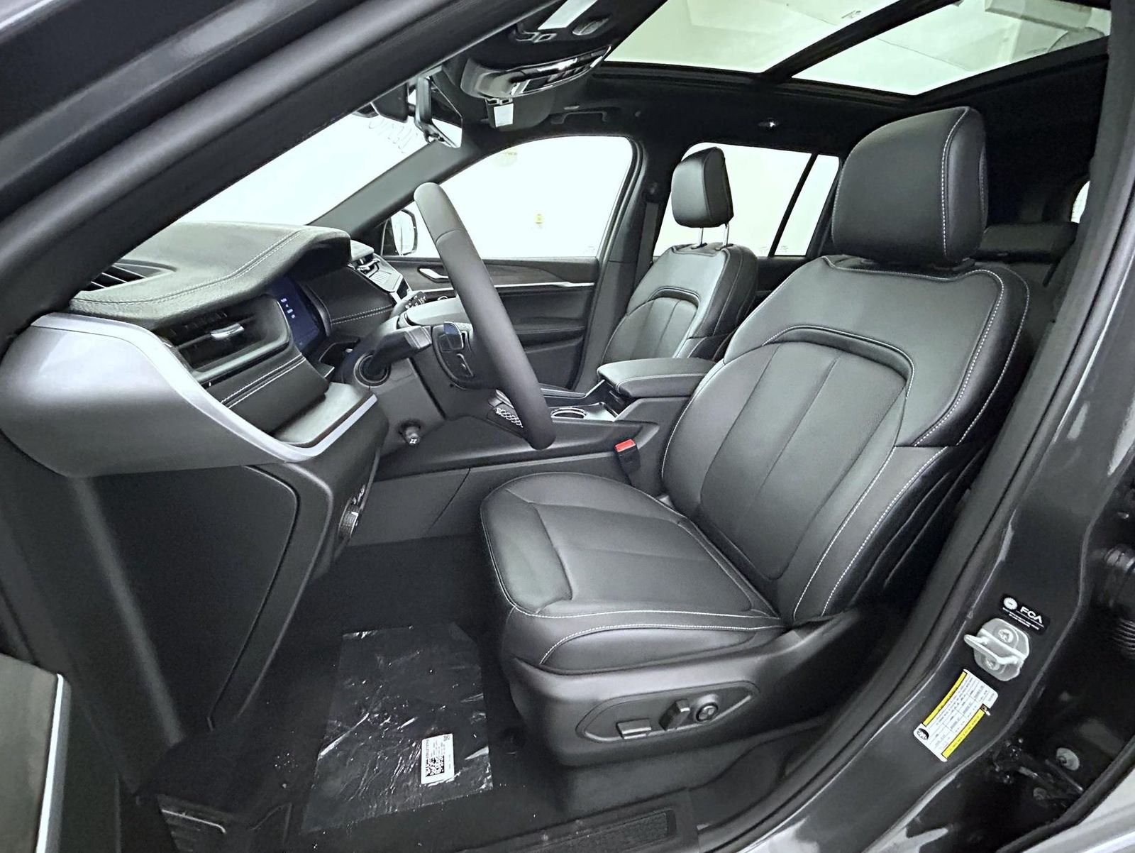 New 2026 Baltic Gray Metallic Clear-Coat Exterior Paint Jeep Limited Reserve image 10