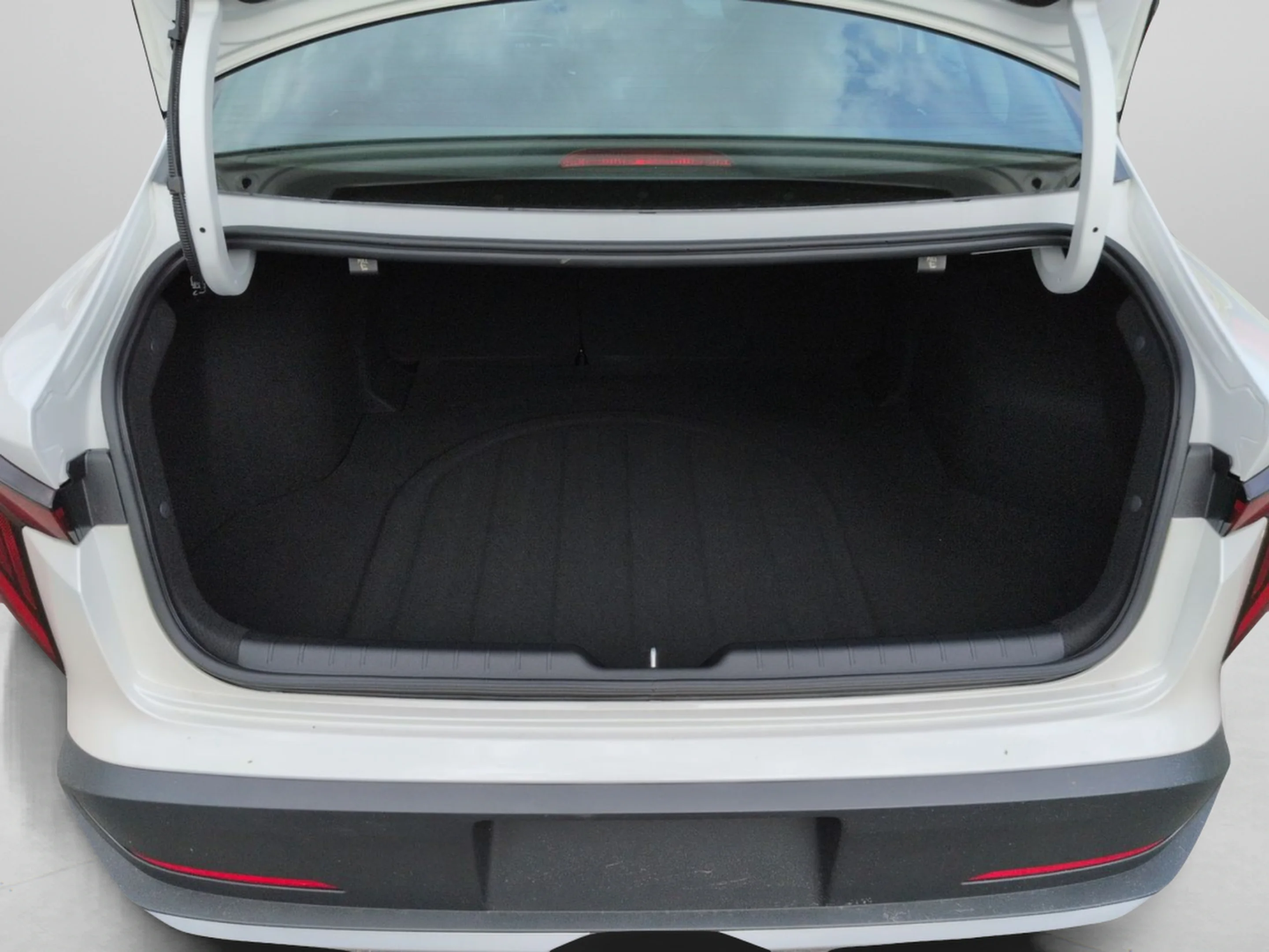 New 2026 Snow White Pearl Kia EX image 23