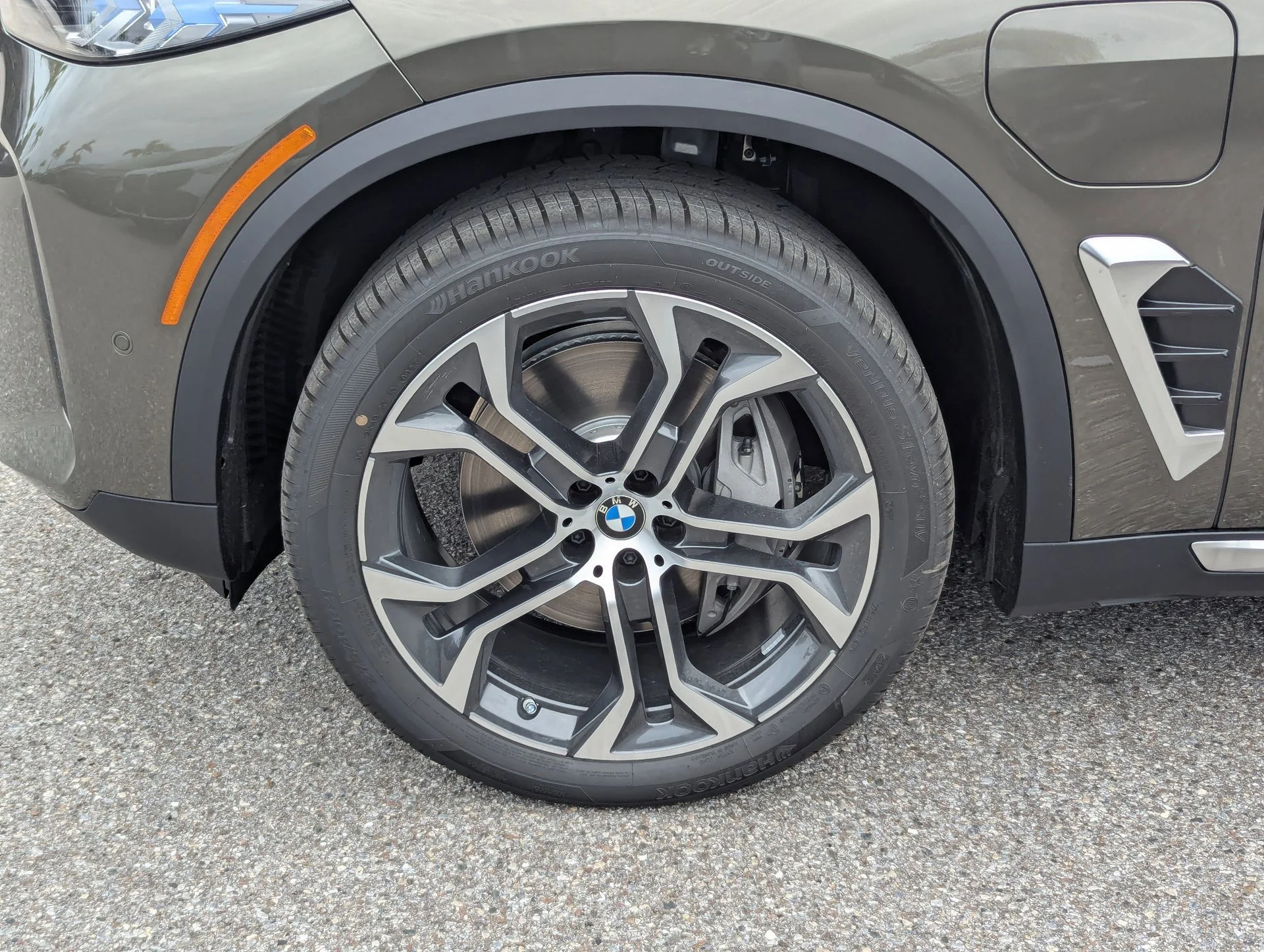 New 2026 Manhattan Green Metallic BMW xDrive50e image 34