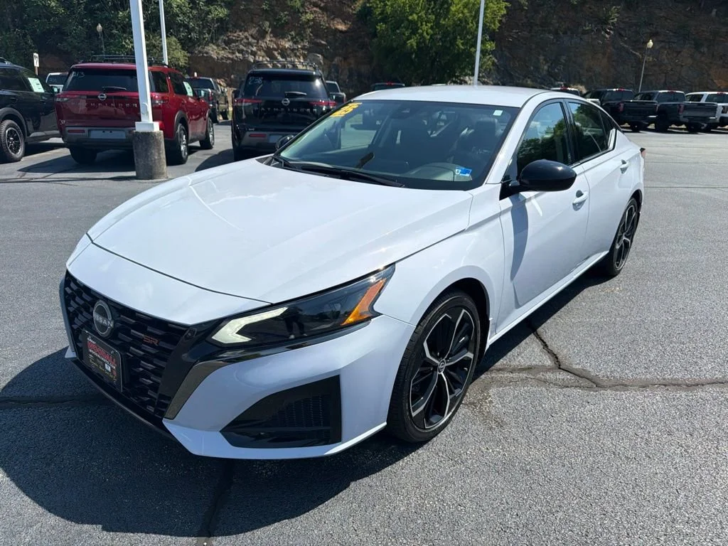 Used 2025 Gray Nissan SR image 3
