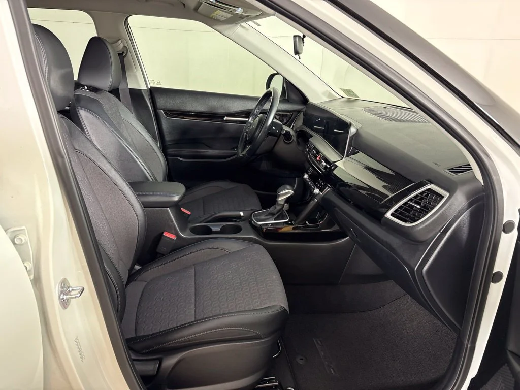 Used 2025 White Kia S image 16