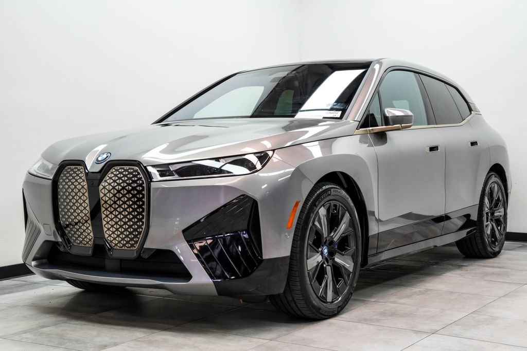 Used 2024 Gray BMW xDrive50 image 5