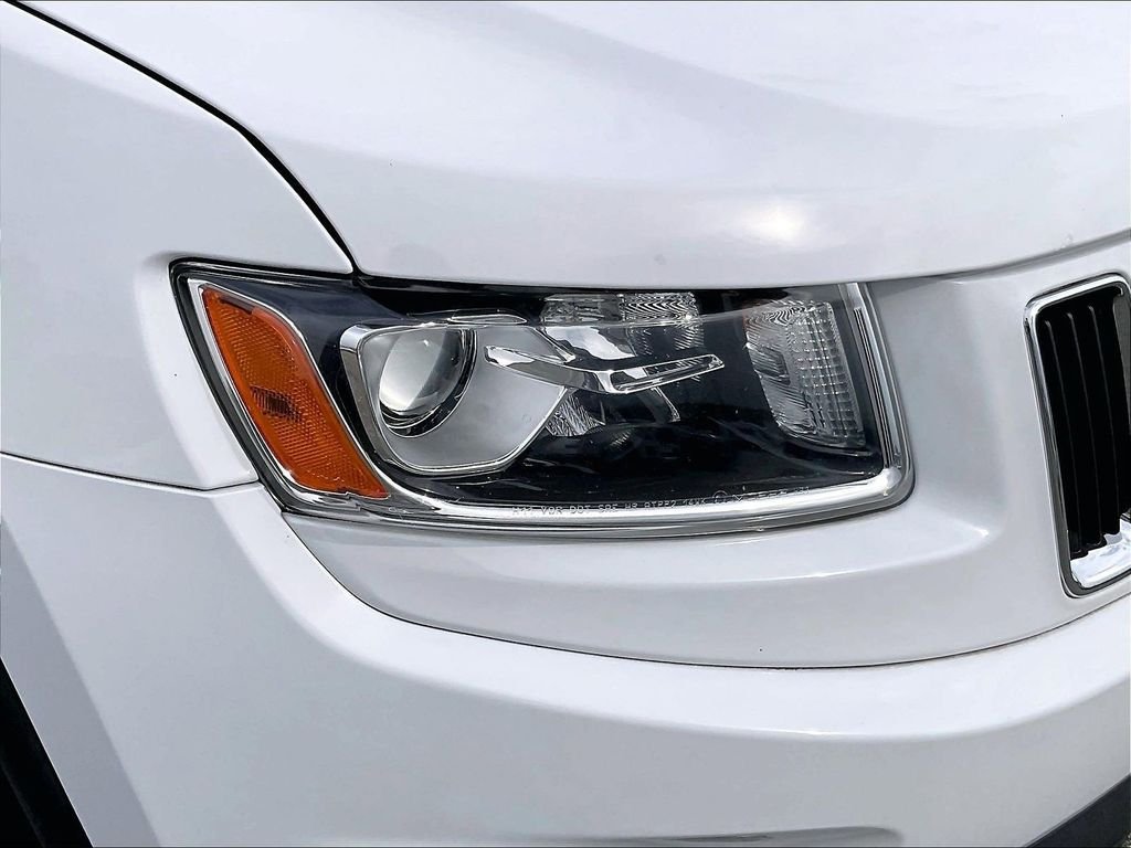 Used 2014 White/off-white Jeep Laredo image 32