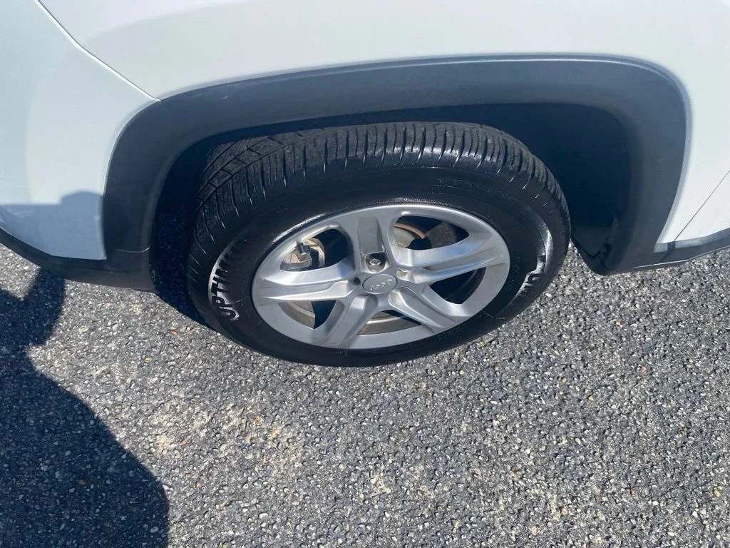 Used 2024 White Jeep Latitude image 20