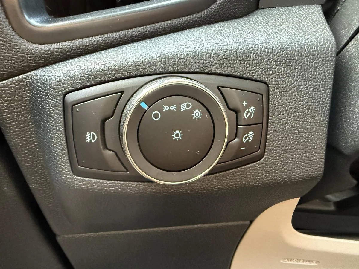 Used 2018 Blue Ford SE image 27