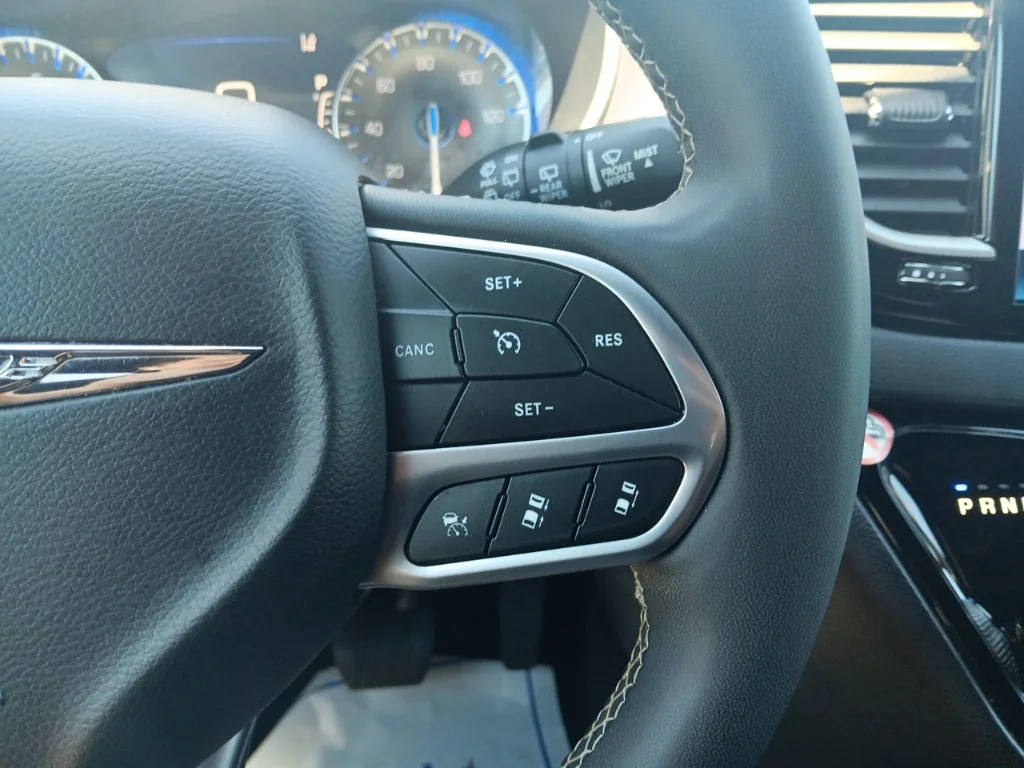 Used 2025 Ceramic Gray Clearcoat Chrysler Select image 17