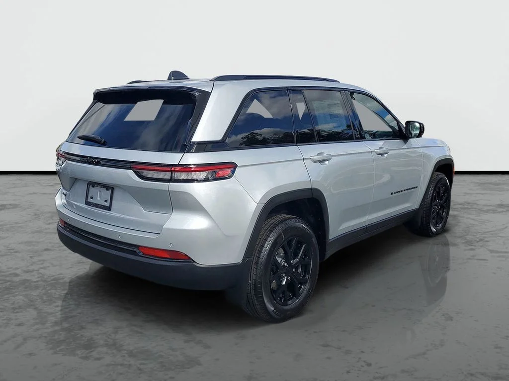 New 2025 Silver Zynith Exterior Paint Jeep Altitude image 2