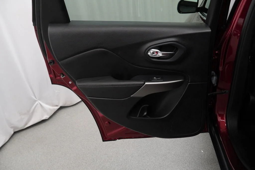 Used 2021 Red Jeep Latitude Lux image 39