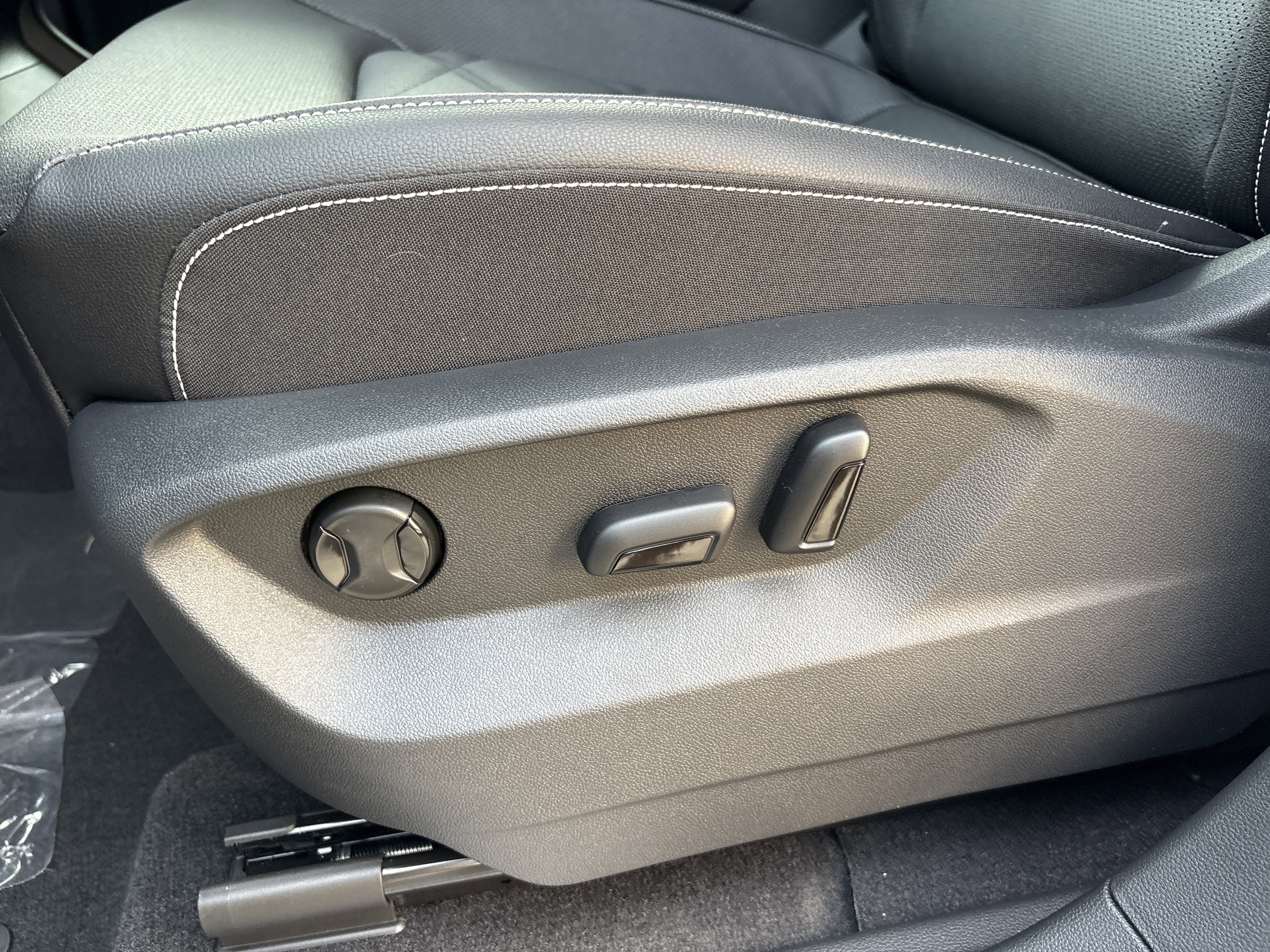 2026 Volkswagen Atlas SE w/Tech - Photo 13