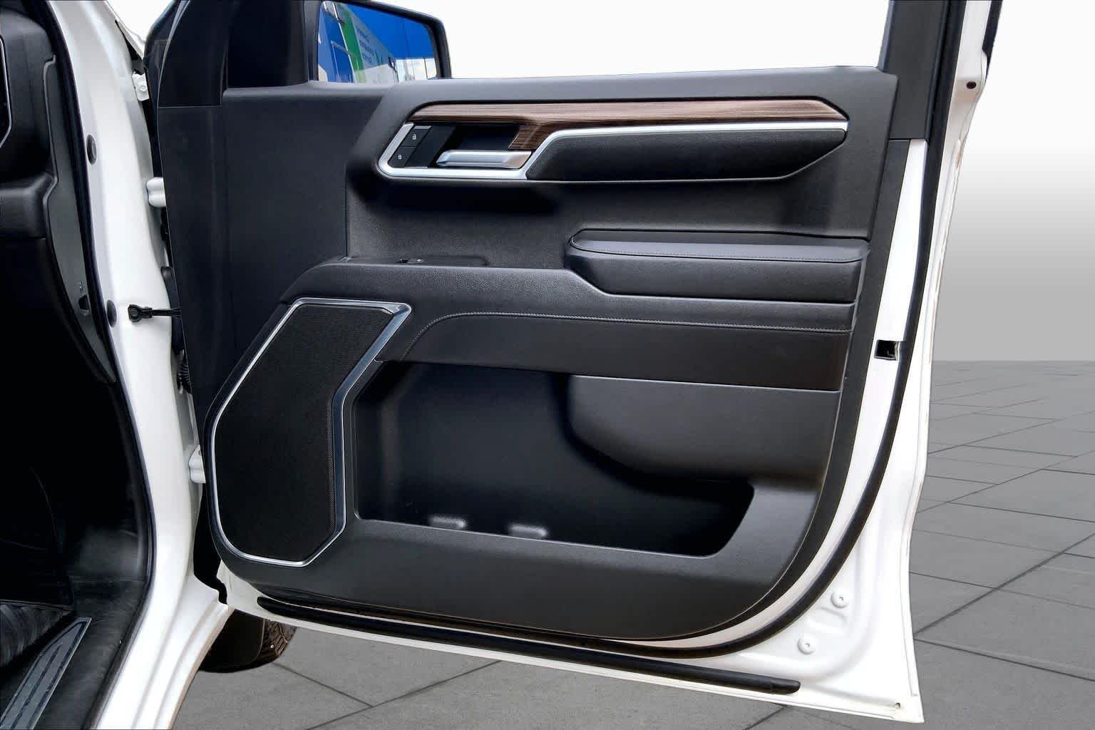 Used 2022 Summit White Chevrolet RST image 21